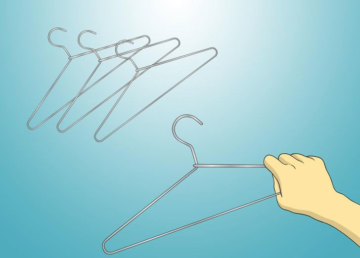 چگونه درب خودرو را به کمک چوب لباسی باز کنیم ؟