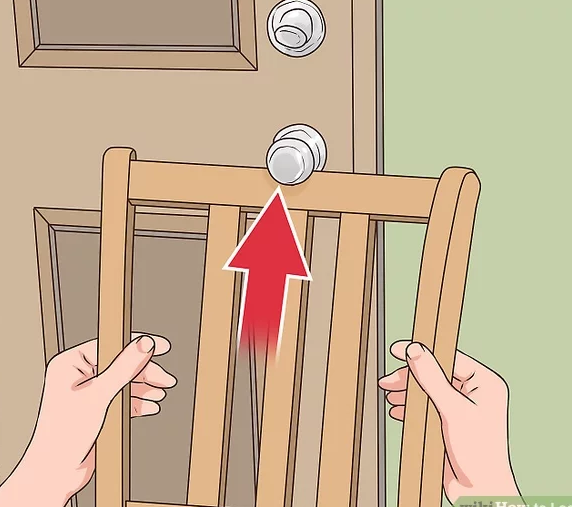 ترفند قفل کردن درب با صندلی